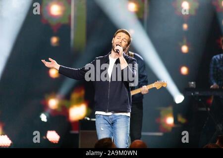 Il 15 novembre 2019, Baden-Wuerttemberg, Offenburg: il musicista Josh. esegue durante la registrazione del Capodanno mostra di BR, ORF e SRF. Foto: Philipp von Ditfurth/dpa Foto Stock