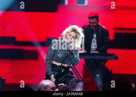 Il 15 novembre 2019, Baden-Wuerttemberg, Offenburg: il musicista Beatrice Egli compie durante la registrazione del Capodanno mostra di BR, ORF e SRF. Foto: Philipp von Ditfurth/dpa Foto Stock