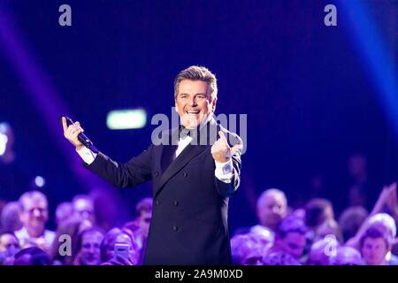 Il 15 novembre 2019, Baden-Wuerttemberg, Offenburg: il musicista Thomas Anders esegue durante la registrazione del Capodanno mostra di BR, ORF e SRF. Foto: Philipp von Ditfurth/dpa Foto Stock