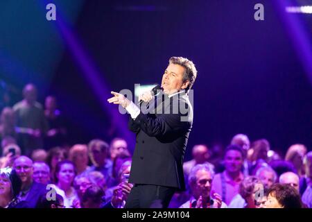 Il 15 novembre 2019, Baden-Wuerttemberg, Offenburg: il musicista Thomas Anders esegue durante la registrazione del Capodanno mostra di BR, ORF e SRF. Foto: Philipp von Ditfurth/dpa Foto Stock