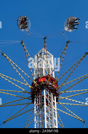 Southbank, Londra, Regno Unito. Il 16 novembre 2019. L'inverno Starflyer corsa sulla Southbank per la stagione natalizia. Credito: Matteo Chattle/Alamy Live News Foto Stock