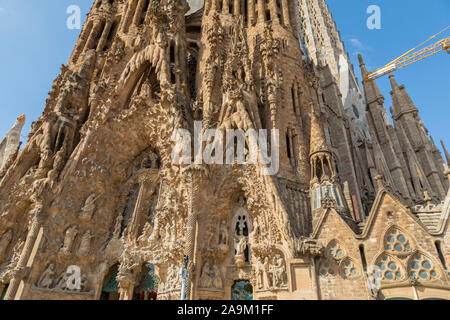 La Sagrada Familia di Antoni Gaudí della celebre incompiuta Chiesa a Barcellona Spagna iniziato nel 1880 Foto Stock