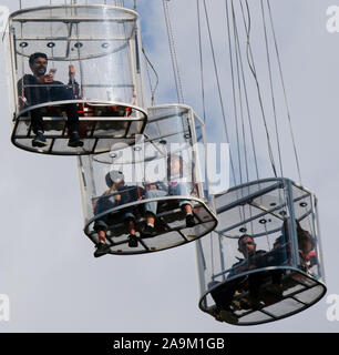 Southbank, Londra, Regno Unito. Il 16 novembre 2019. L'inverno Starflyer corsa sulla Southbank per la stagione natalizia. Credito: Matteo Chattle/Alamy Live News Foto Stock