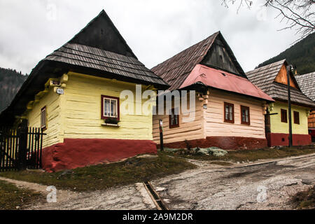 VLKOLINEC, REPUBBLICA SLOVACCA - 29 dicembre 2015: bella architettura e la recinzione di legno da UNESCo villaggio. Foto Stock