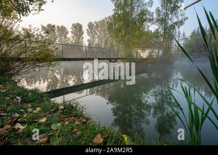 Il lago di sunrise lunga esposizione paesaggio forestale House Foto Stock