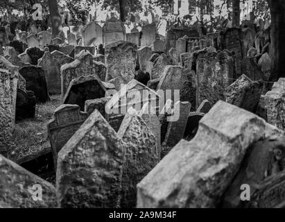 Le lapidi nel vecchio cimitero ebraico di Praga, Repubblica Ceca Foto Stock