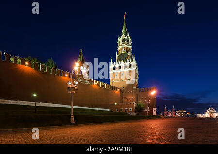 Parete del Cremlino e Spasskaya clock tower, sulla piazza Rossa di Mosca. Crepuscolo, cielo blu Foto Stock