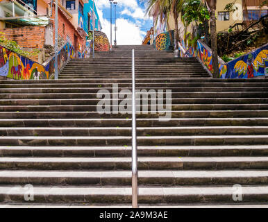 Colorata scala nel centro della città di Cuenca, Ecuador Foto Stock