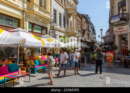 Persone che camminano nella Lipscani città vecchia di Bucarest Foto Stock