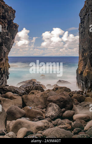 Le rocce vulcaniche e cliff, con l'Oceano Atlantico seascape vista, fotografie con lunghi tempi di esposizione, El Hierro, Isole canarie, Spagna Foto Stock