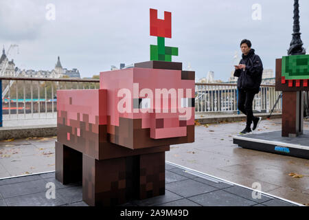 Londra, Regno Unito. Il 16 novembre 2019. Nella celebrazione della messa a terra Minecraft Rollout, one-of-a-kind, vita-dimensionato statue di interactive mobs popping fino a Londra. Le statue sono a grandezza naturale di creazioni del maiale fangoso, Moobloom e festoso Jolly Llama che includono un scansionabile codice QR per riprodurre un esclusivo nuova avventura costruito dalla massa Minecraft team di sviluppo. Il London mobs può essere scena lungo la Queens a piedi durante i weekend dal 16 novembre al 1 dicembre. Credito: JF Pelletier / Alamy Live News Foto Stock