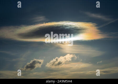 Colorate fenomeno ottico chiamato cloud o iridescenza irisation che si verifica in una nuvola e compare nella generale vicinanza del sun. Qui la iri Foto Stock