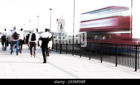 Rush Hour pendolari. Una lunga esposizione, chiave di alta vista astratta di anonimo London City i lavoratori sul loro modo per l'ufficio. Foto Stock