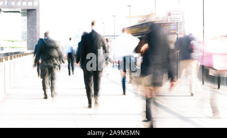 Rush Hour pendolari. Abstract lunga esposizione, tasto alto anonimo London City i lavoratori sul loro modo per l'ufficio. Foto Stock