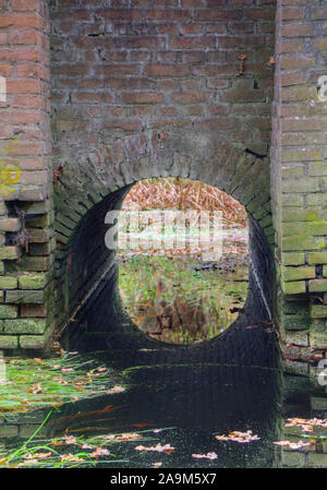 Il vecchio canale sotterraneo di pietra in un piccolo fiume vicino Veenhuizen nei Paesi Bassi Foto Stock