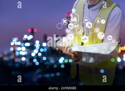 La doppia esposizione di ingegnere azienda walkie talkie sono gli ordini di lavorazione del petrolio e del gas impianto di raffineria. L'industria petrolchimica Concetto di immagine e l'icona con Foto Stock