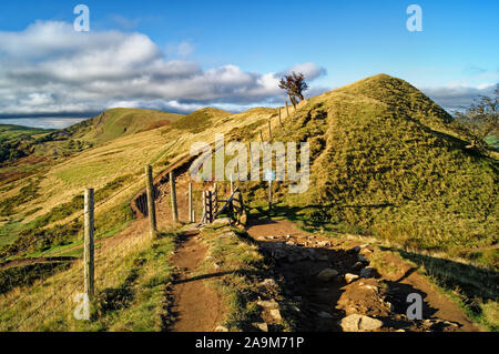 UK,Derbyshire,Peak District, vista dal Mam Nick lungo la grande risalto per Mam Tor. Foto Stock