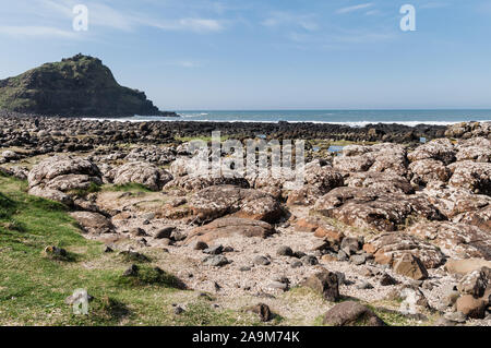 Esagonale a formazione di pietra dei Giganti Causeawy nella contea di Antrim, Irlanda del Nord Foto Stock