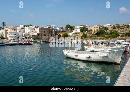 Barche ormeggiate nel porto di Santa Maria di Leuca in Puglia (Puglia) nel Sud Italia Foto Stock