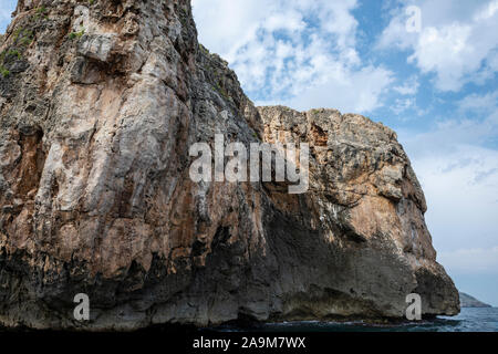 Scogliere sul mare e le grotte vista dal mare a Santa Maria di Leuca in Puglia (Puglia) nel Sud Italia Foto Stock