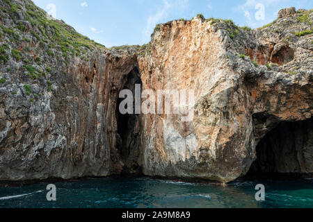 Scogliere sul mare e le grotte vista dal mare a Santa Maria di Leuca in Puglia (Puglia) nel Sud Italia Foto Stock