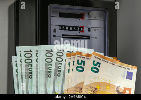 Vecchio misuratore di elettricità e le banconote in euro da vicino Foto Stock
