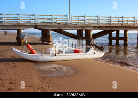 Una zattera di salvataggio. una barca filamento o parcheggiata su una spiaggia di sabbia in pieno giorno in Versilia, Toscana, Italia Foto Stock