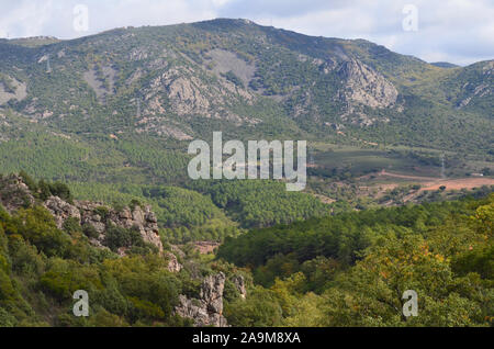 Boschi di querce e macchia mediterranea in Sierra Madrona parco naturale, il sud della Spagna Foto Stock