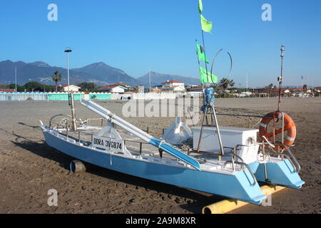 Una zattera di salvataggio. una barca filamento o parcheggiata su una spiaggia di sabbia in pieno giorno in Versilia, Toscana, Italia Foto Stock