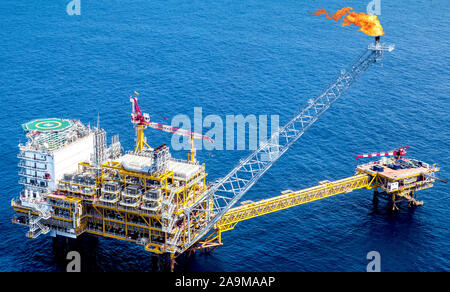 Offshore di grandi dimensioni piattaforma di perforazione Foto Stock