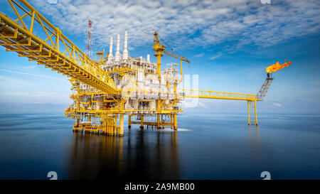 Offshore di grandi dimensioni piattaforma di perforazione nel golfo al tramonto Foto Stock