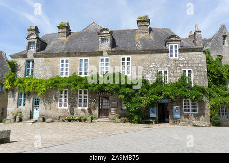 Locronan, Finisterre / Francia - 23 Agosto, 2019: vista sulla storica Breiz Izel Creperia nel pittoresco villaggio francese di Locronan Foto Stock