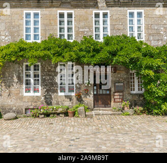Locronan, Finisterre / Francia - 23 Agosto, 2019: vista sulla storica Breiz Izel Creperia nel pittoresco villaggio francese di Locronan Foto Stock