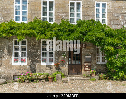 Locronan, Finisterre / Francia - 23 Agosto, 2019: vista sulla storica Breiz Izel Creperia nel pittoresco villaggio francese di Locronan Foto Stock