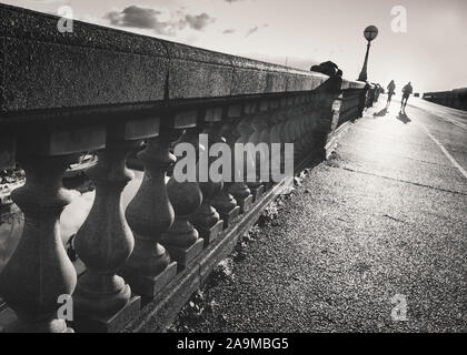 Immagine monocromatica con una fotografia street style delle balaustre lungo la Royal Parade verso l'alto e al di fuori della città di Ramsgate Kent, Regno Unito Foto Stock