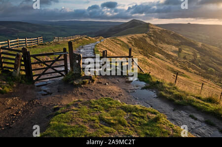 La Cresta Peakland all'alba, Castleton, Derbyshire, Inghilterra (15) Foto Stock