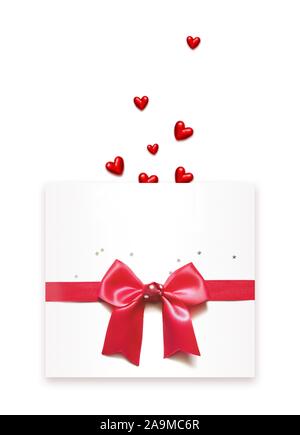 Cuori rossi e involucro bianco con fiocco rosso su sfondo bianco. Foto Stock