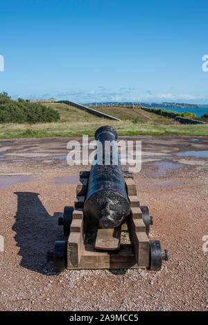 Una vista di un vecchio cannone da dietro guardando verso il basso la canna in lontananza per vedere la linea di fuoco Foto Stock