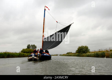 Il wherry "Albion' vela su un fiume, Norfolk, Inghilterra, in caso di maltempo Foto Stock