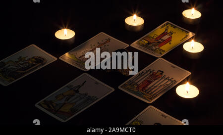 Bangkok, Tailandia, novembre.13.19. Tarocchi cartomanzia. Carte per la divinazione su uno sfondo nero con il riflesso della luna. La Divinazione per Christma Foto Stock