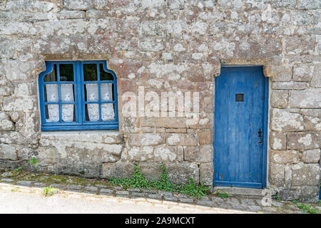 Locronan, Finisterre / Francia - 23 Agosto, 2019: bretone tipica casa in pietra nella parte anteriore del pittoresco villaggio francese di Locronan Foto Stock