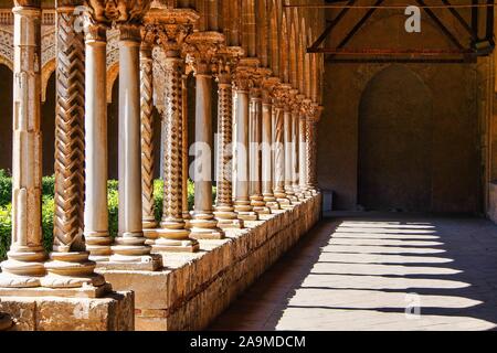 Il cortile della Cattedrale di Monreale di assunzione, Sicilia, Italia. Foto Stock