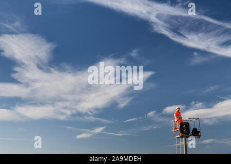 Ingegnere ferroviario di ispezionare il segnale ferroviario lavora in altezza, Bulverhythe, St Leonards on Sea, East Sussex, Regno Unito Foto Stock