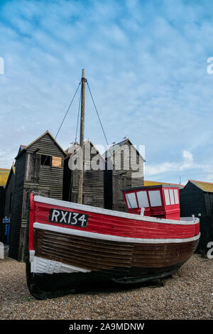 Barca da pesca e le tradizionali capanne netto, Hastings Old Town, Stade, Rock a Nore, Hastings, East Sussex, Regno Unito Foto Stock