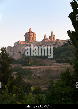 La bella città di Mdina dolcemente baciato da gli ultimi raggi di sole in una giornata estiva Foto Stock