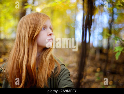 Bella dai Capelli rossi ragazza nel bosco Foto Stock