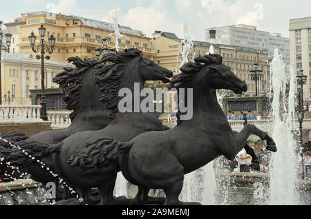 Cavalli complesso fontana quattro elementi, su Piazza Manezh vicino al Cremlino di Mosca. Russia, Mosca 6 Agosto 2013 Foto Stock