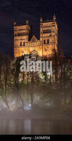 La Cattedrale di Durham di notte durante la Durham Lumiere 2019, Durham, County Durham, England, Regno Unito Foto Stock