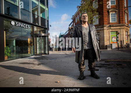 Una più grande di vita della statua di Sean Henry nel centro di Woking, Surrey Foto Stock