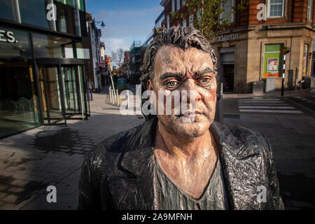 Una più grande di vita della statua di Sean Henry nel centro di Woking, Surrey Foto Stock